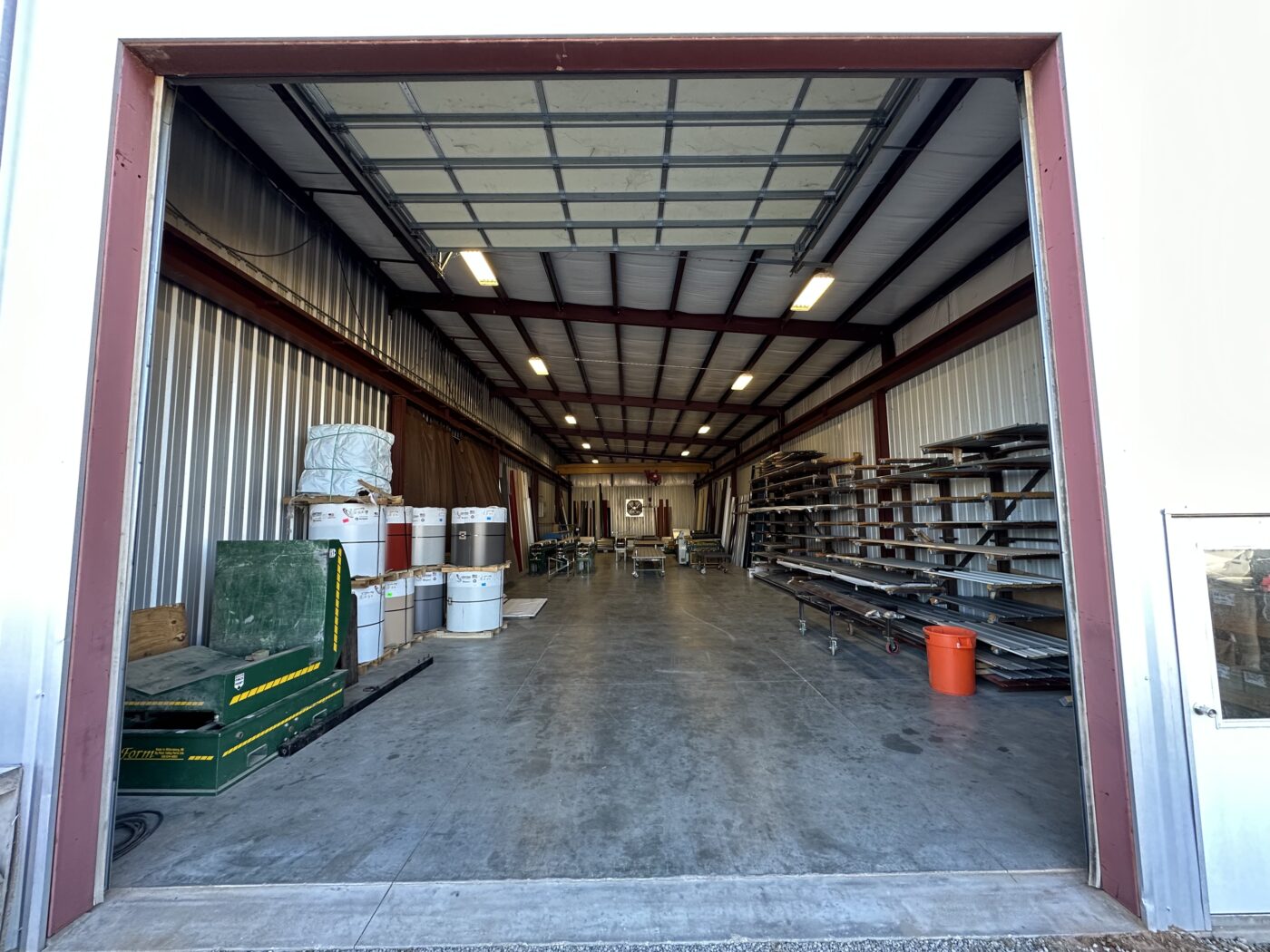 garage in metal panels